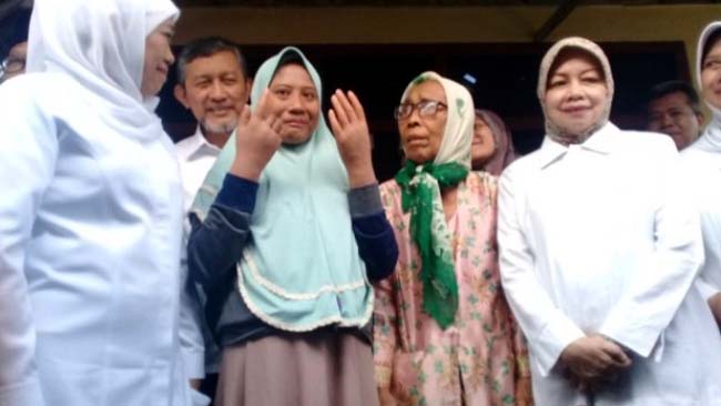 Widji Fitriani menunjukkan jemari kanan dan kirinya pemberian gubernur Jatim