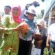 Gubernur Jatim Hj.Khofifah Indar Parawansa saat mengunjungi stan pertanian agro. (Foto : aji saka)