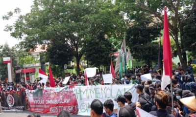 Aksi unjuk rasa tolak UU omnibus law di depan DPRD Kota Kediri.