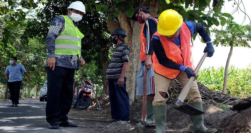 Program padat karya harus melibatkan minimal 25% tenaga kerja dari masyarakat setempat atau sekitar lokasi proyek.