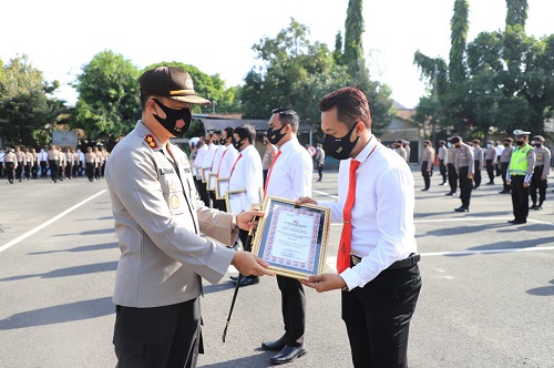 11 Anggota Polres Terima Penghargaan