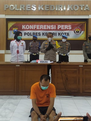 Kapolresta Kediri, AKBP Miko saat rilis kasus pencabulan anak dengan tersangka WA.