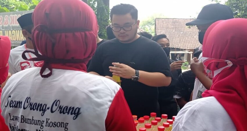 Hanandhito Himawan Pramana bersama para relawan.