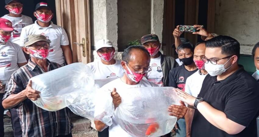 Calon Bupati Kediri, Hanandhito Himawan Pramana temui sejumlah pelaku UMKM ikan hias di Kecamatan Badas.