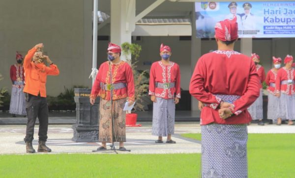 Diberi Tantangan Memakai Udeng Khas Kediri oleh Mas Dhito, Peserta Apel Sempat Dibuat Gemetaran