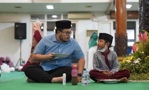 Buka Puasa Bareng Anak Yatim Kediri, Mas Dhito Ingatkan Pentingnya Pemahaman Ideologi Pancasila