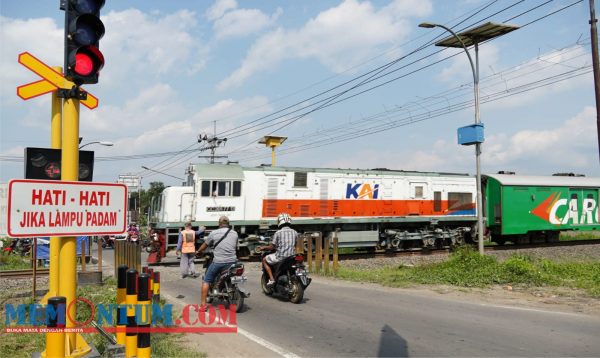 Penuhi Janji Politik, Mas Dhito Pasang Palang Pintu Kereta Api di Blitar