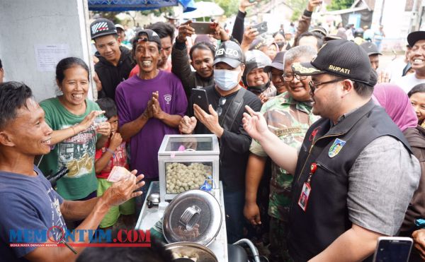 Bantu Mediasi Warga Desa Kepung Berunjuk Rasa, Bupati Kediri Borong Jajanan Usaha Kecil