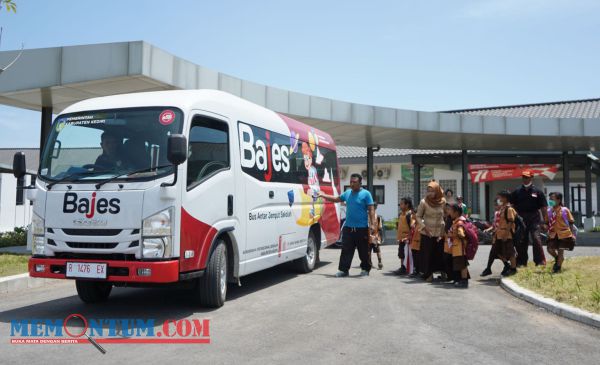 Fasilitasi Pelajar yang Terdampak Pembangunan Bandara Dhoho, Mas Dhito Berikan Bajes Gratis